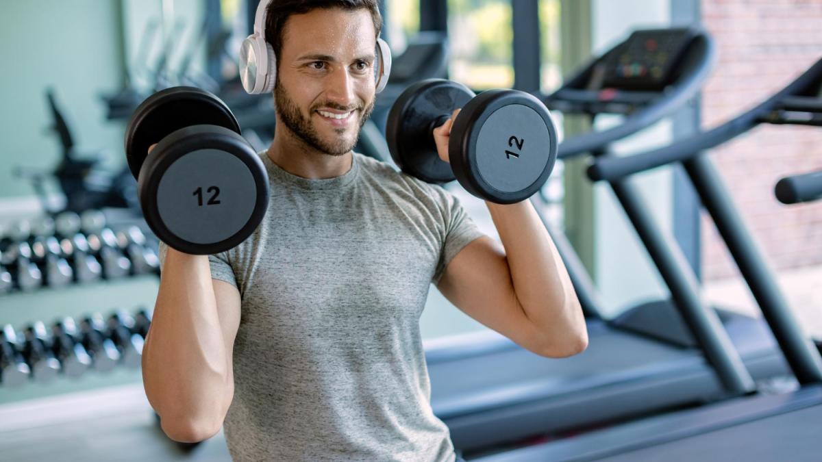 мужчина с гантелями