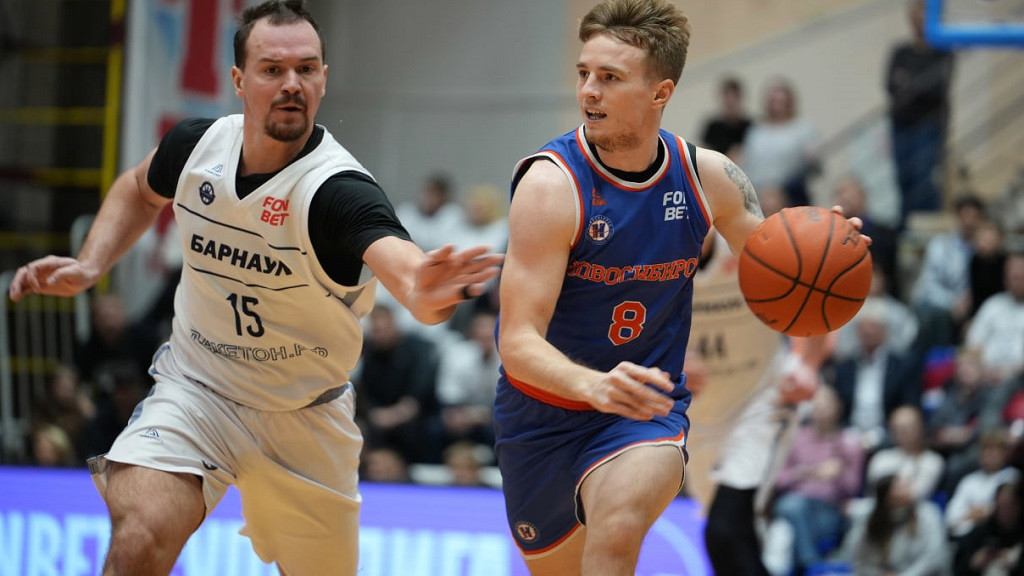 Фото: РФБ / Дуэль защитников: барнаулец Роман Лагутин против коллеги по амплуа из «Новосибирска» Олега Балашова