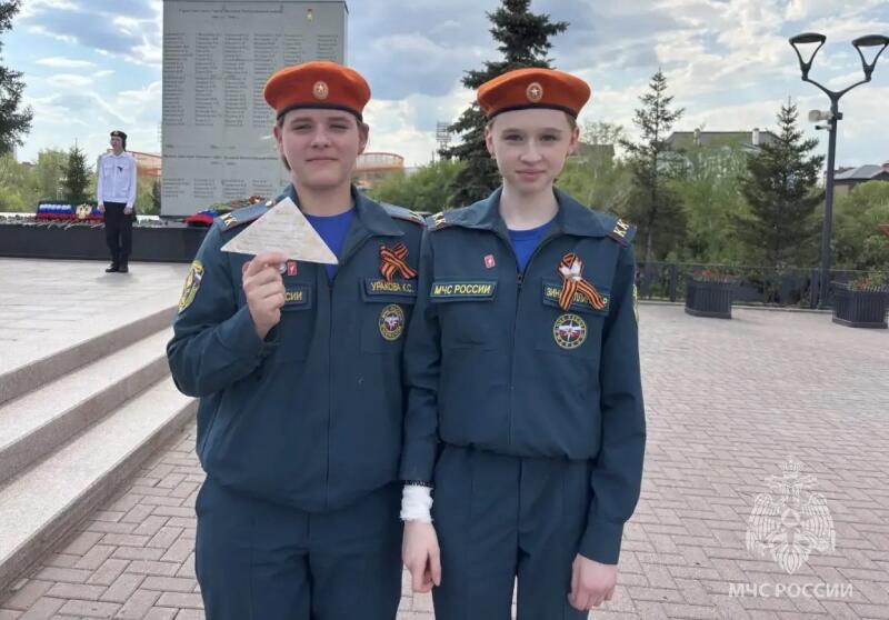 Кадеты МЧС России из МАОУ СОШ № 48 города Тюмени имени Героя Советского Союза Дмитрия Михайловича Карбышева возложили цветы к Вечному огню.