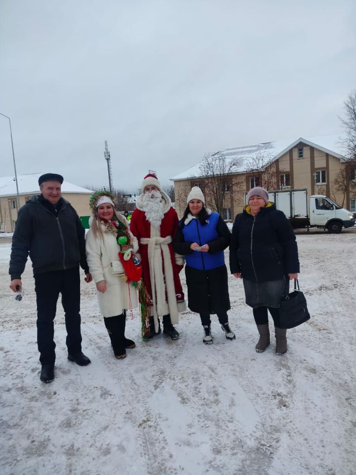 В Агрызе госавтоинспекторы поздравили жителей с наступающим Новым годом