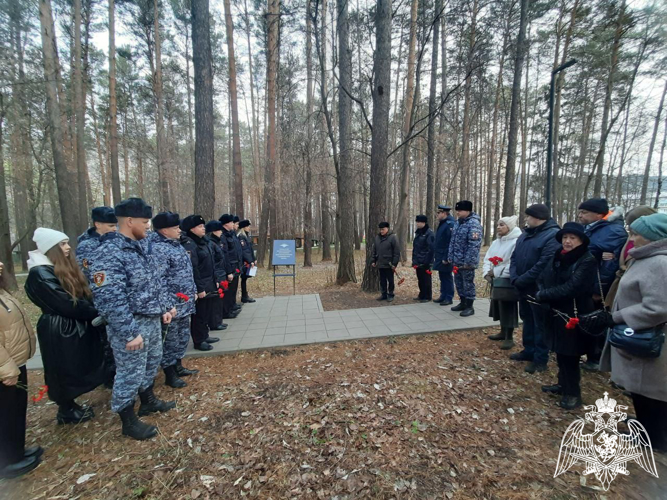 В Красноярском крае подразделения Управления Росгвардии по Красноярскому краю почтили память погибших при исполнении коллег