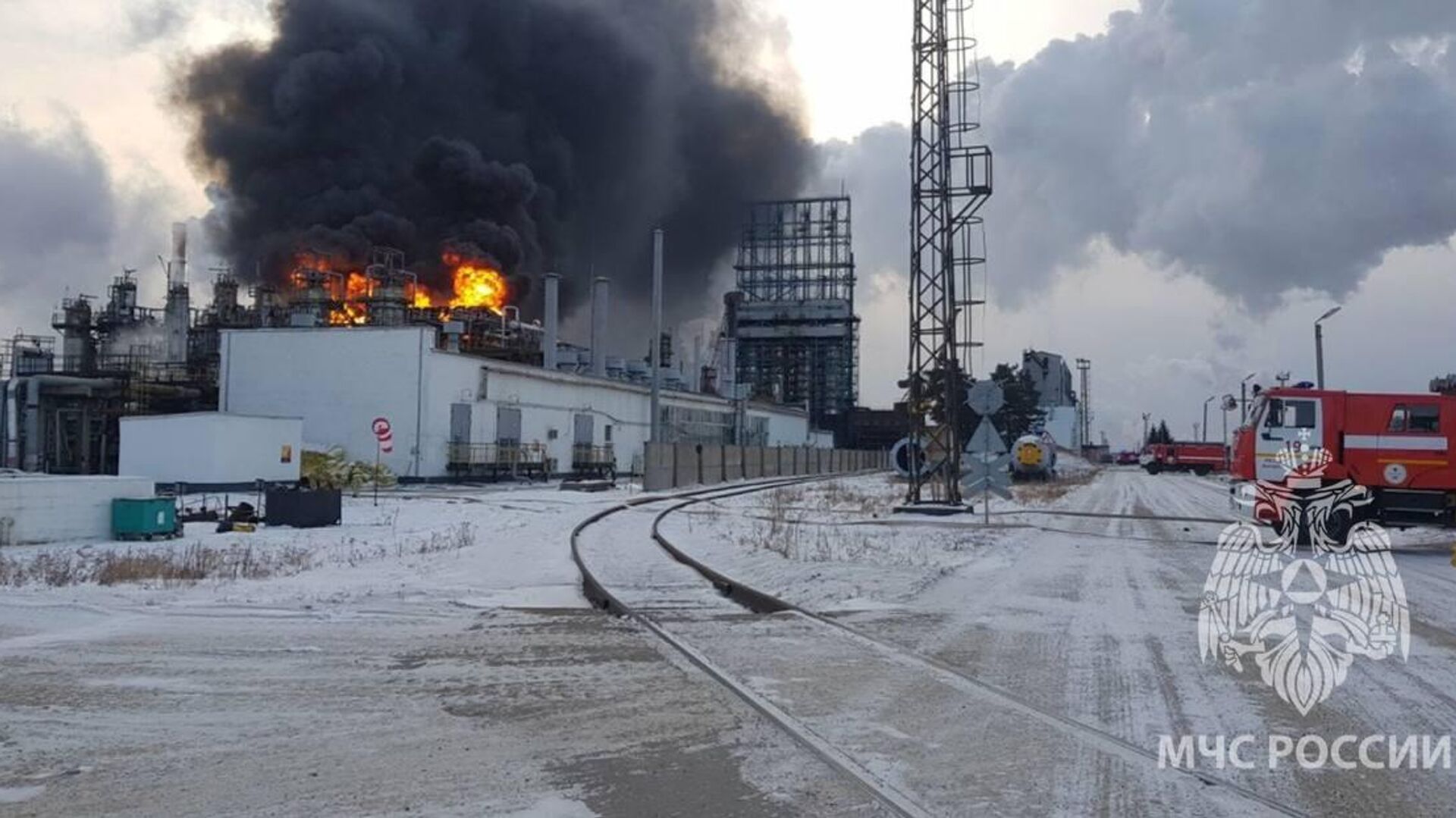 Ангарска 15. Пожар на АНХК Ангарск. Ангарск НПЗ пожар. Пожар на нефтеперерабатывающем заводе. Пожар на предприятии.