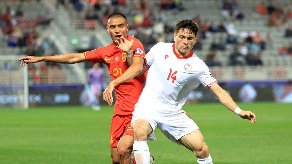 Момент матча сборных Китая и Таджикистана на Кубке Азии