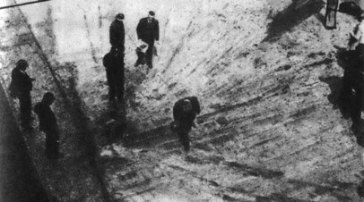 Осмотр полицейскими места гибели Коновальца в Роттердаме (Нидерланды)