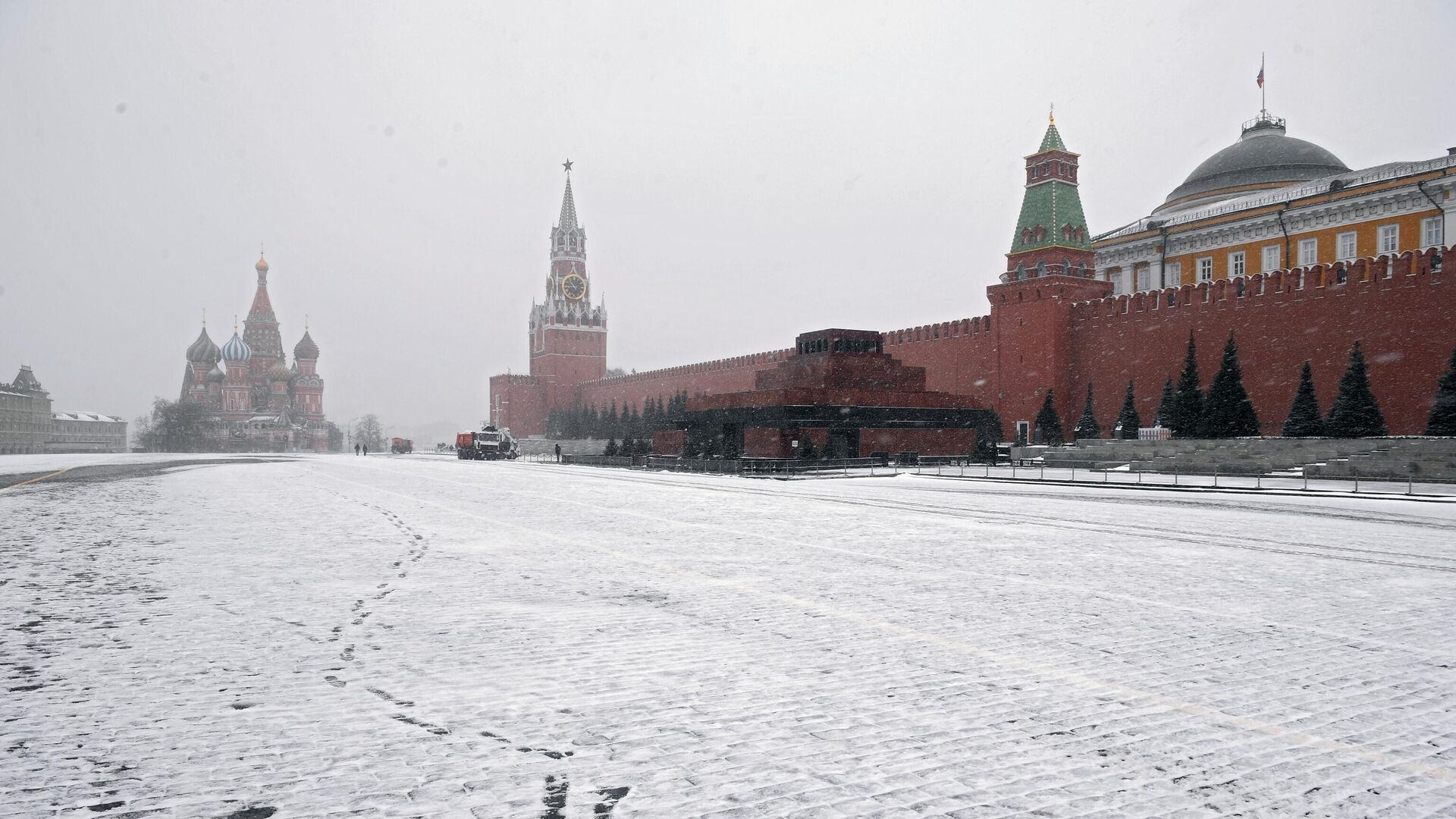 красная площадь в снегу