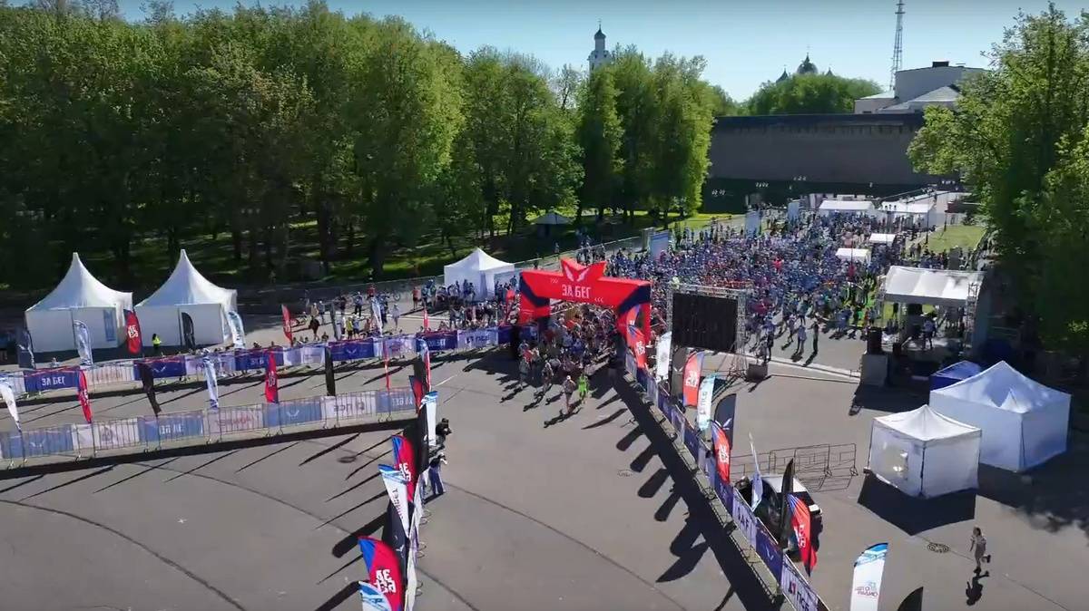 Старт и финиш забега состоялись на площади Победы-Софийской.