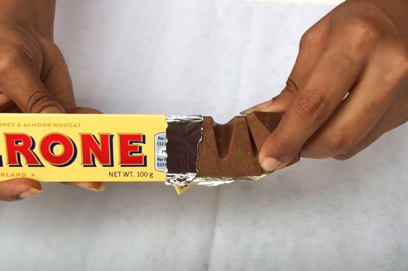 Пирамида из упаковок Toblerone