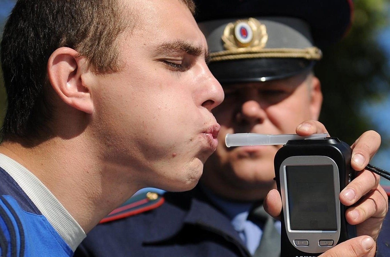 Дыхните в трубочку. Полицейский алкотестер. Подуйте в трубочку. Проверка водителя на алкоголь. Дуть в трубочку.