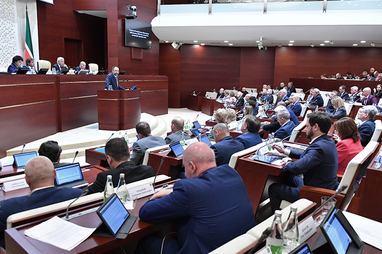 Сегодня депутатов Госсовета РТ ознакомили с результатами работы кабмина в 2024 году. Доклад представил Алексей Песошин