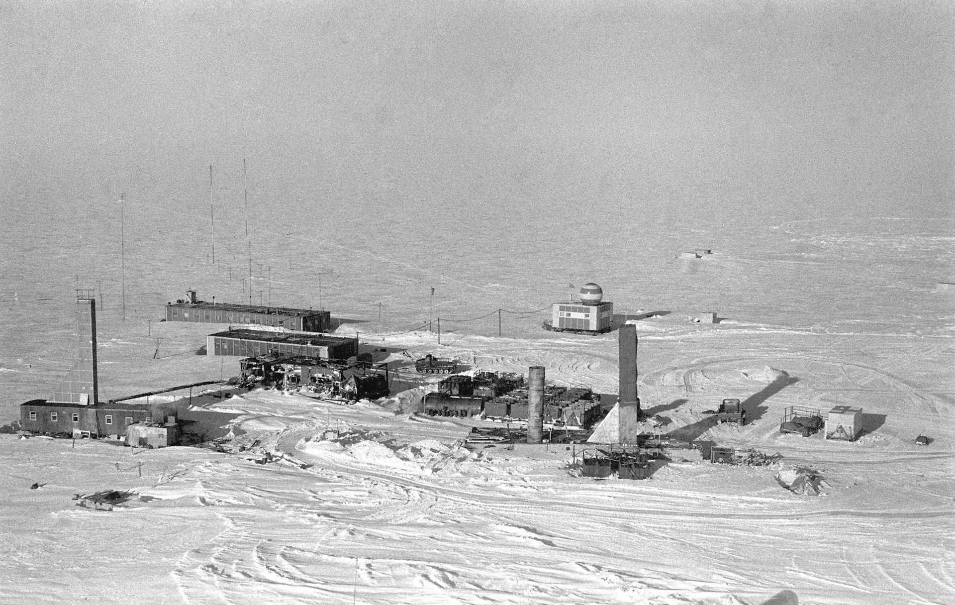 В середине 20 века антарктида. Советская антарктическая станция «Восток». Восток 1957 Антарктида. Станция Восток Антарктида 1957. Полярная станция Восток в Антарктиде.