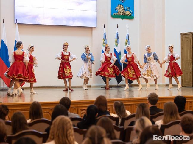 Будущим педагогами вручили именные стипендии губернатора Белгородской области - Изображение 