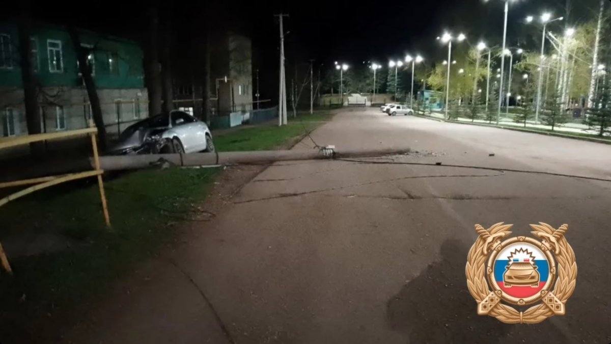 Пьяный водитель уснул за рулем и снес столб в Башкирии