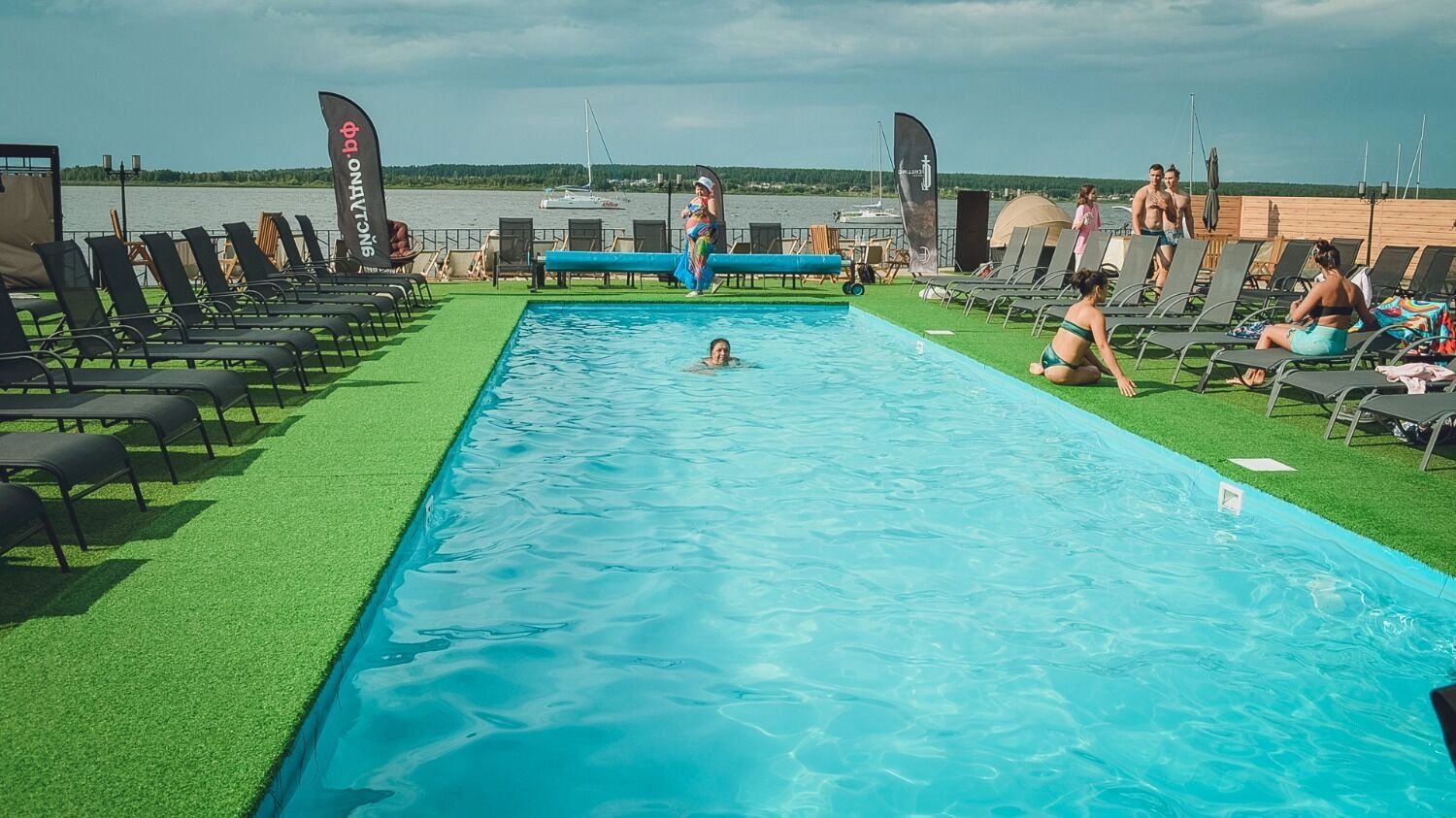 Открытый бассейн на фоне водоема