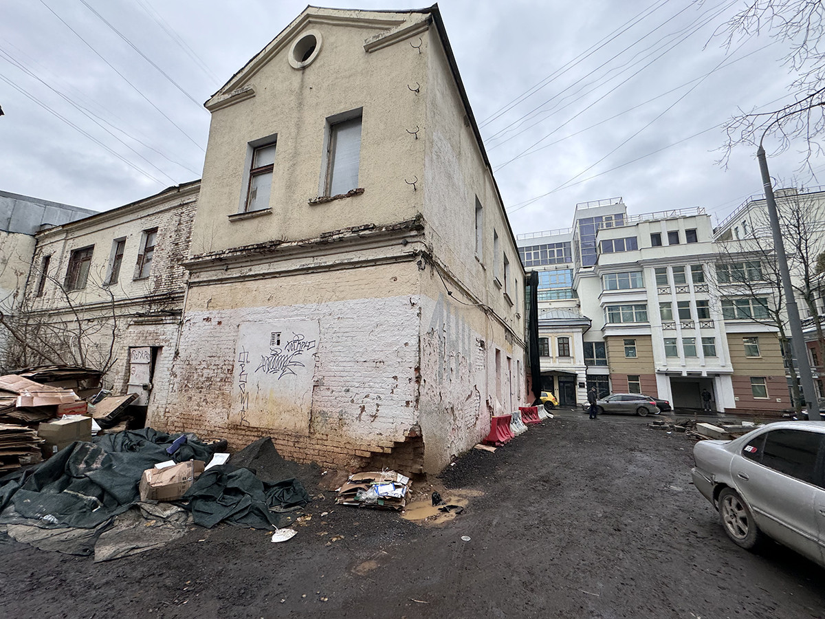 Здание кировского представительства в Москве.