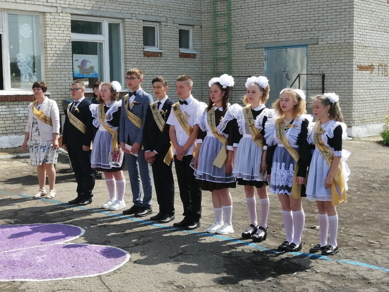 школьные годы. выпускной 9 класс. последний звонок 2023. интересные сценки для 1 класса на последнем звонке. интересный сценарий последнего звонка 2023.