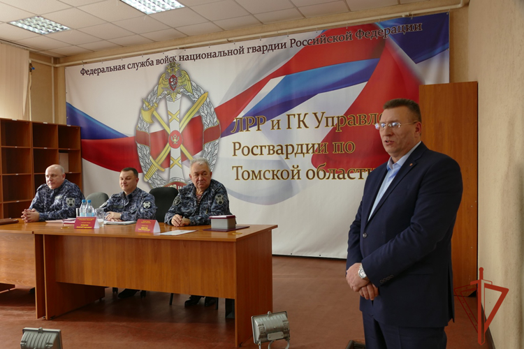 Личный состав подразделений лицензионно-разрешительной работы и государственного контроля Росгвардии чествовали в Томске