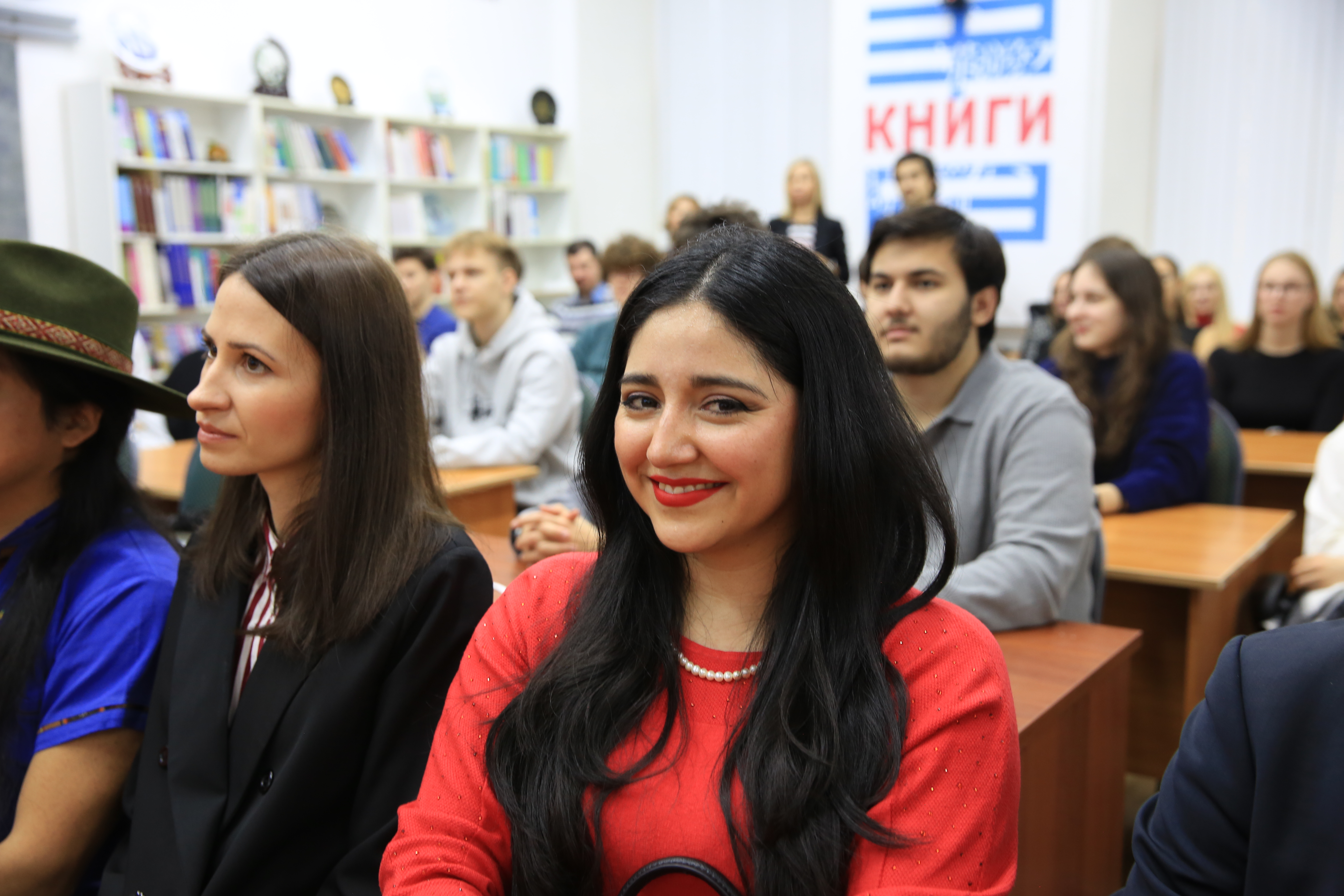 Согреться под солнцем можно на выставке в СПбГЭУ3