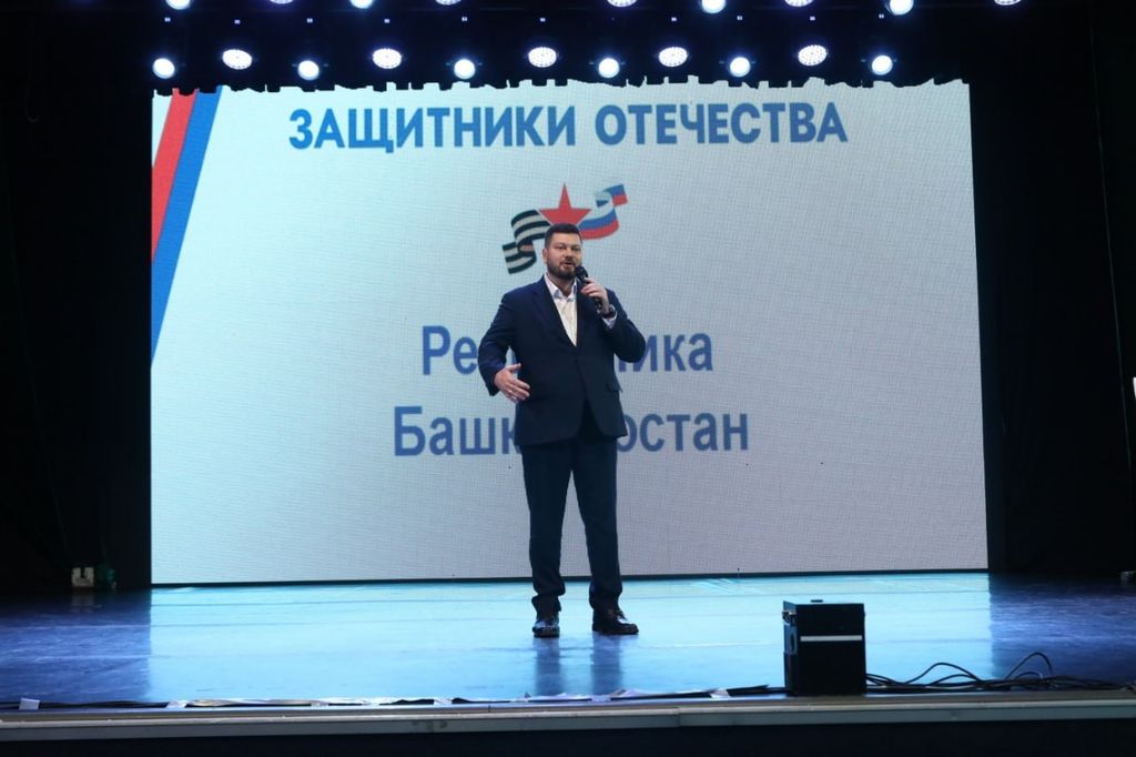 На сцене выступает мужчина