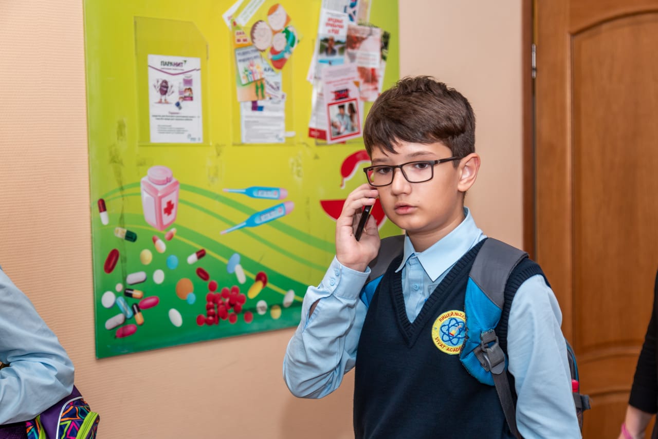 Можно ли телефон в школе 2024. Маленькие дети школьники. Во всех стран запретили телефоны школы. Закон запрещающий использовать телефон в школе во время урока.