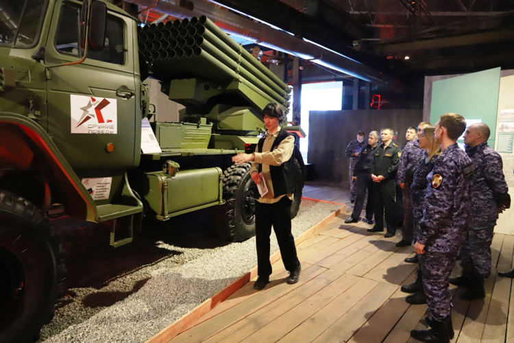 В Перми росгвардейцы посетили выставку «Оружие Победы»