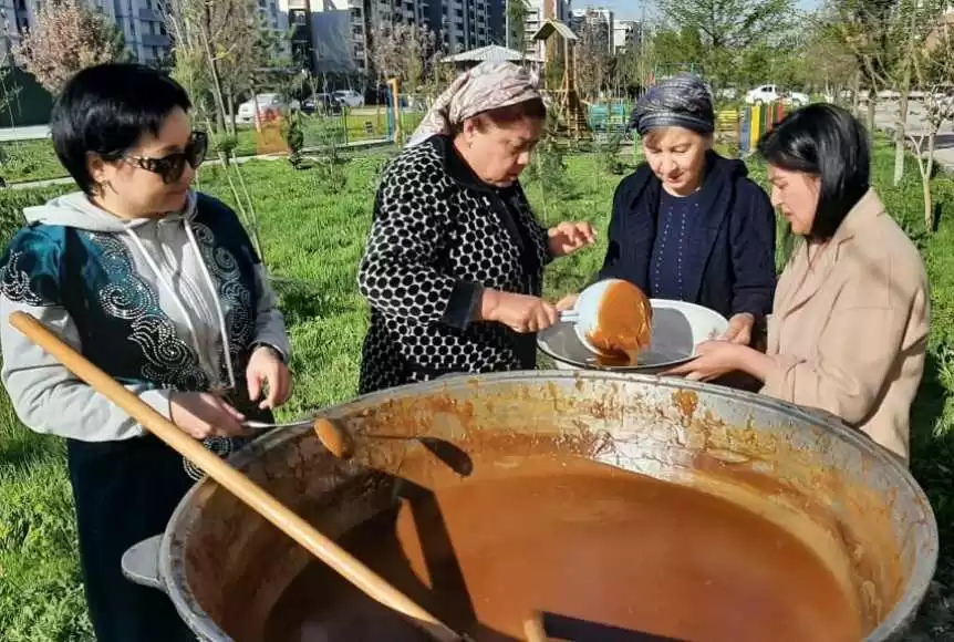 Сумалак что это такое. Навруз сумаляк. Навруз в Узбекистане сумаляк. Сумаляк блюдо. Празднование Навруза в Узбекистане.