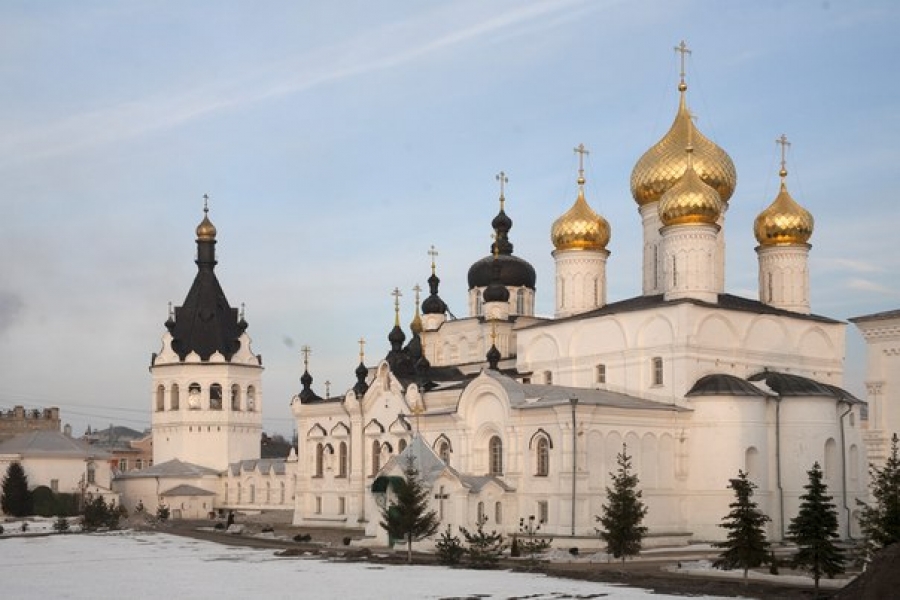 Пятиглавый храм с золотыми куполами