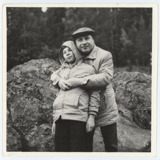 1970-е годы. Виталий Мельников с дочерью Олей на съёмках фильма «Отпуск в сентябре». Фото Пресс-служба 