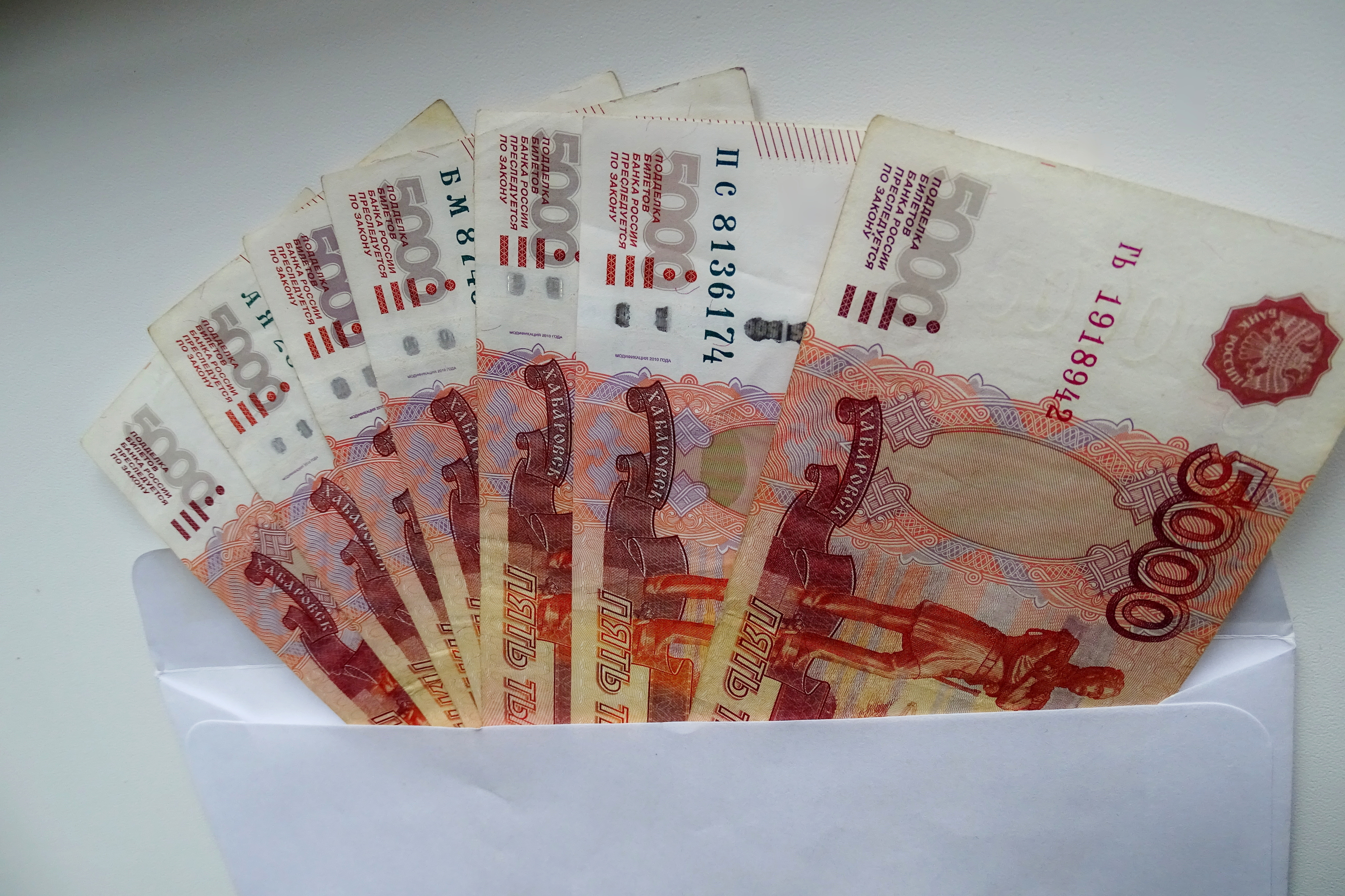 50 тысяч рублей на столе