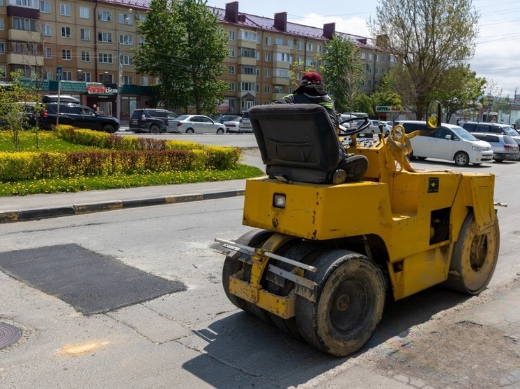 Почти двухлетний объем ямочного ремонта дворов выполнят в Южно-Сахалинске в 2023 году