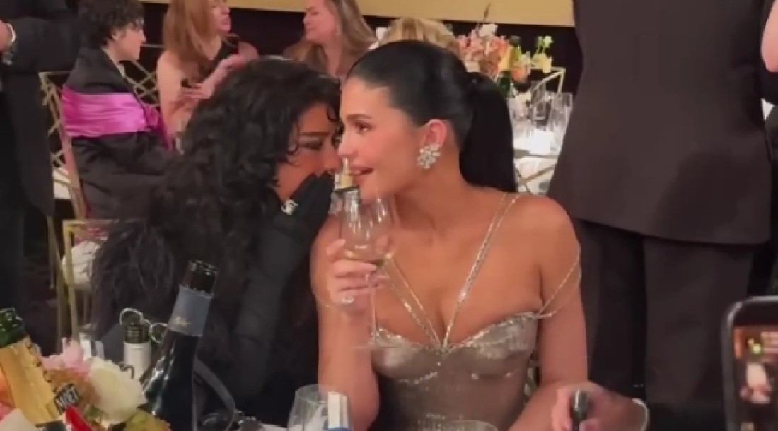 Одесса Эзайон и Кайли Дженнер на премии «Золотой глобус»-2026 / Фото: YouTube/EntertainmentTonight