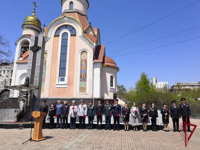 Начальник Управления Росгвардии по Приморскому краю принял участие в торжественном собрании у мемориала погибшим солдатам правопорядка