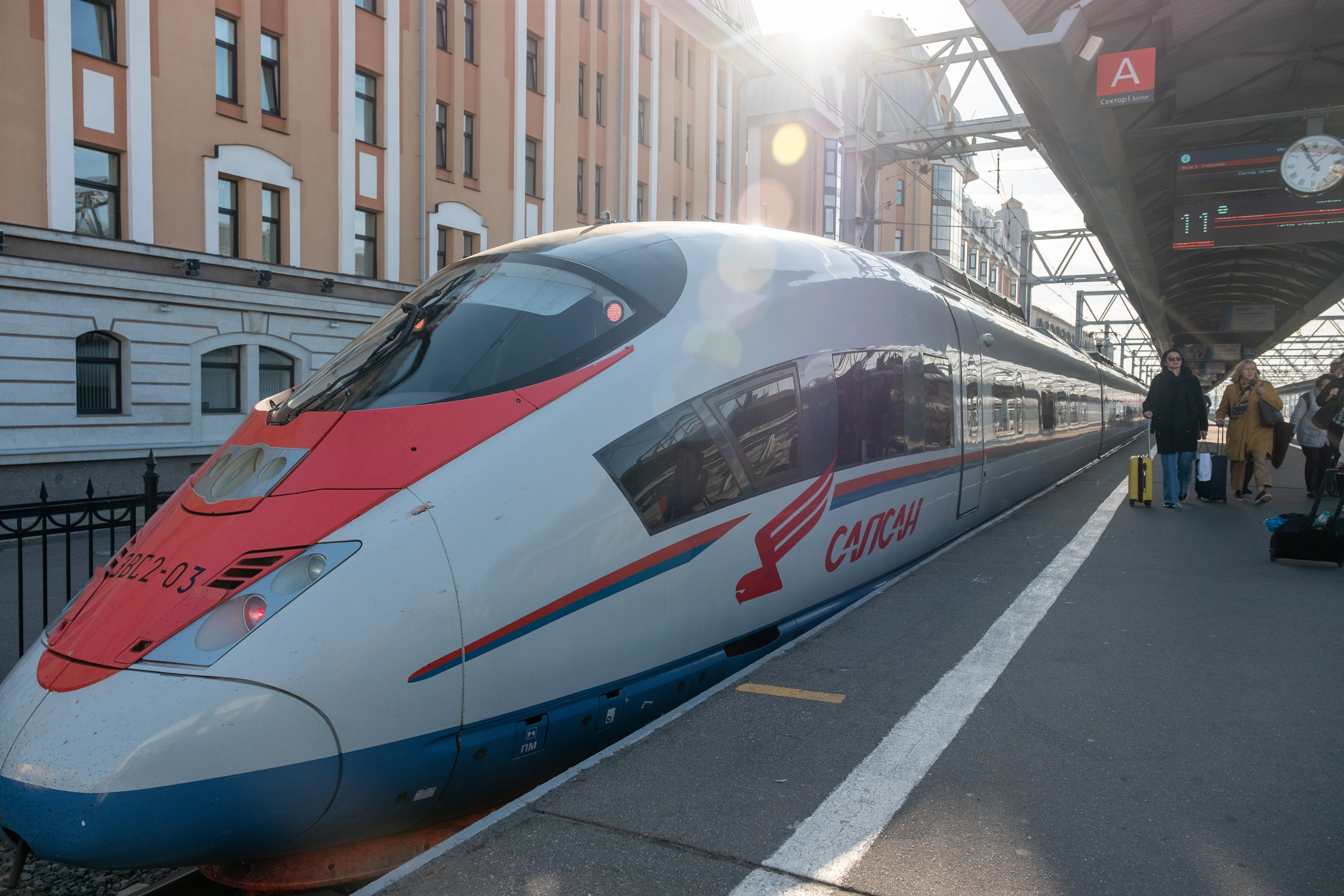 Скоростной поезд москва с петербург. Сапсан Москва Санкт-Петербург. Сапсан МСК Питер. Скоростной поезд в Питер Сапсан. Поезд Сапсан Москва Санкт-Петербург.