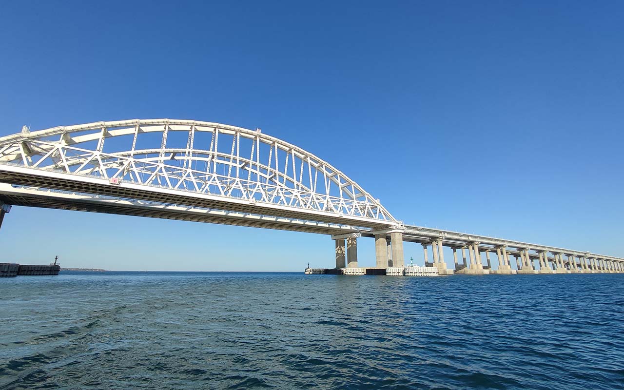 В пробках перед Крымским мостом вечером 4 января скопились 1,1 тыс. машин