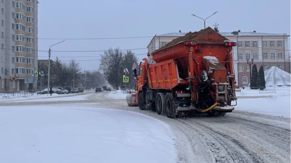 В Брянской области из-за сильного снегопада у коммунальщиков начался аврал
