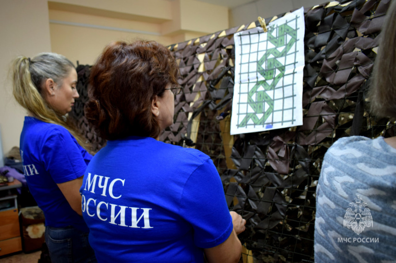 Акция «35 добрых дел»: сотрудники МЧС России плели маскировочные сети