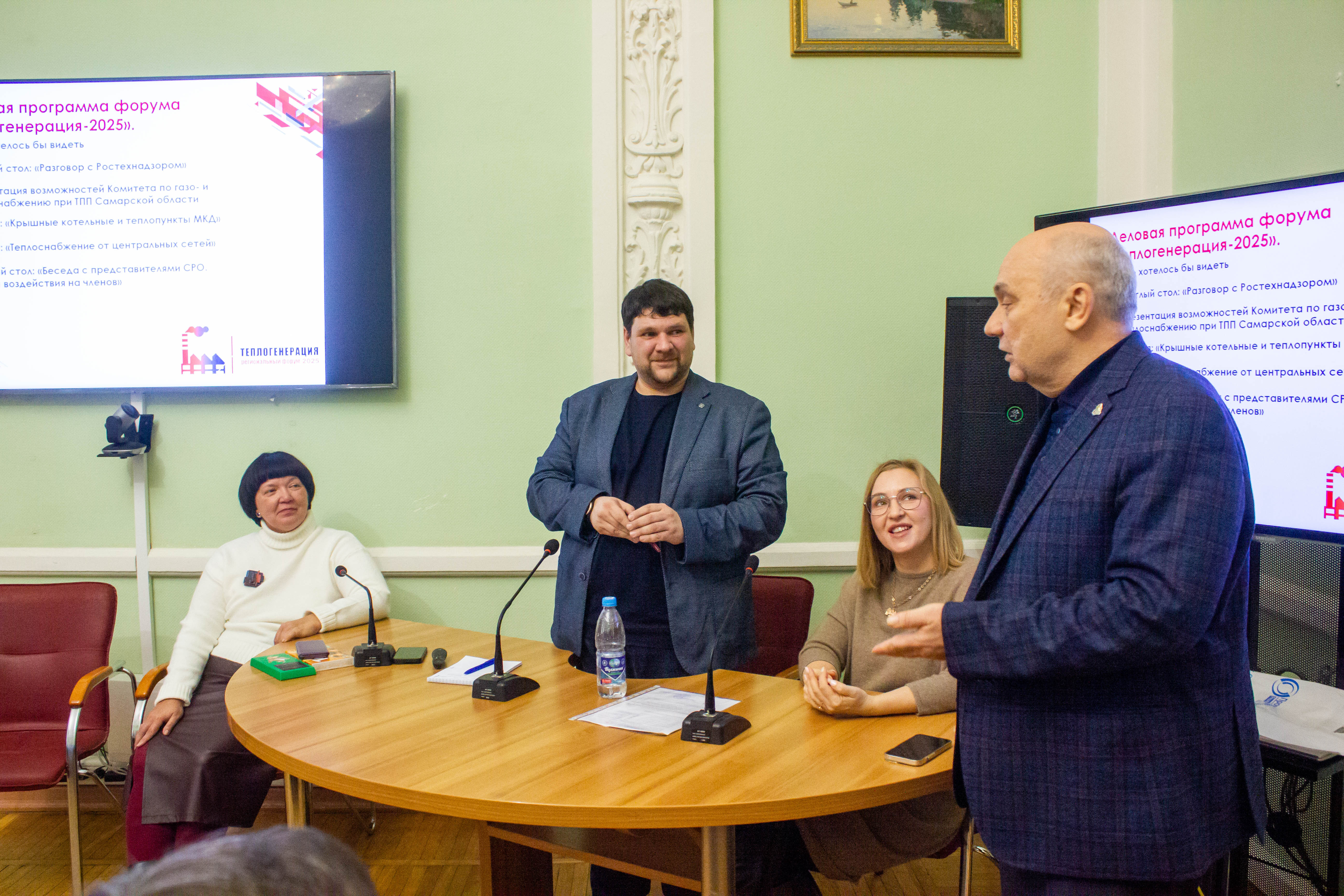 Председатель ТПП Самарской области Валерий Фомичев вручает удостоверение председателя комитета по предпринимательству в сфере тепло- и газоснабжения Вадиму Орлову