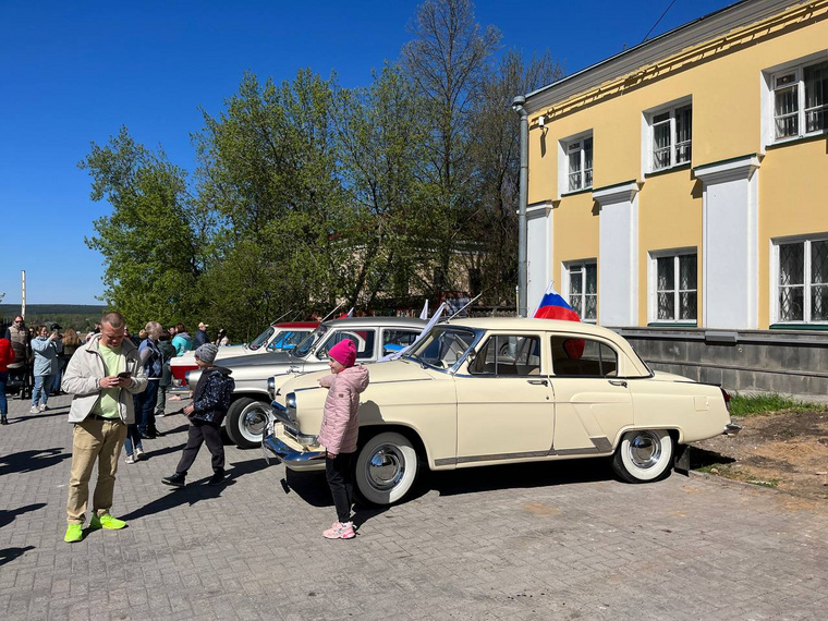 Горожане с удовольствием фотографируются рядом с раритетными авто