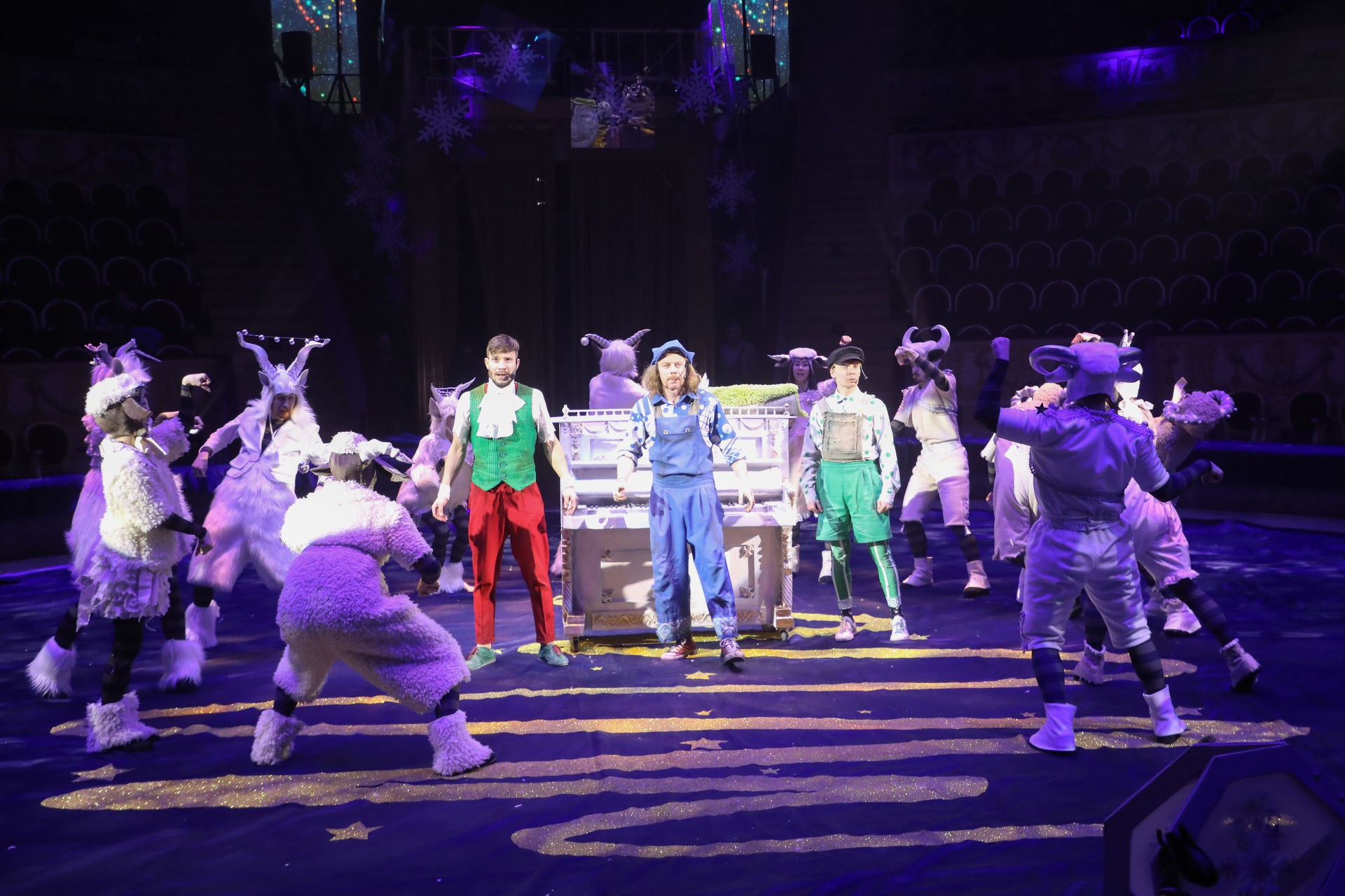 Трюки в цирке. Итальянский цирк на фонтанке. Сцена цирка на фонтанке. Цирк на фонтанке программа. Цирк на фонтанке санкт-петербург.