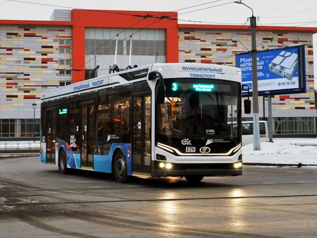 Работа троллейбусов 2. Троллейбус Омск. Новый троллейбус Омск. Омский троллейбус 282 15. СТРОЙТРАСТ Омск.