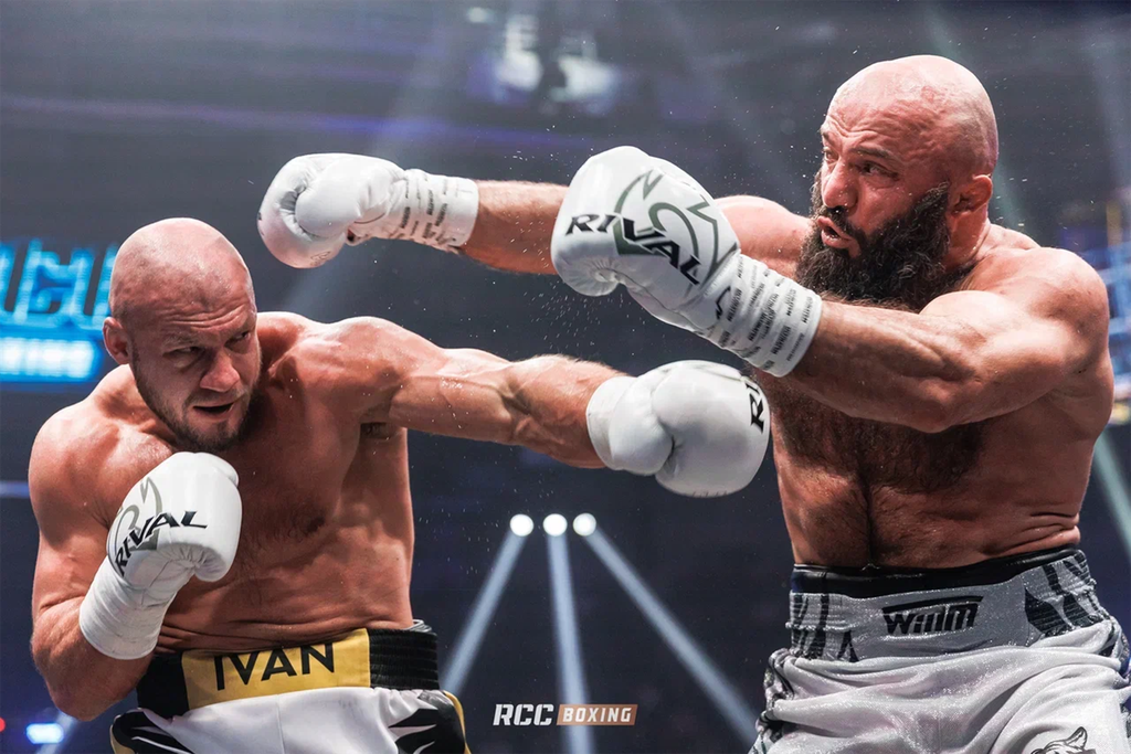 Иван Штырков (слева) и Магомед Исмаилов провели яркий бой по правилам бокса. Фото: Пресс-служба RCC.
