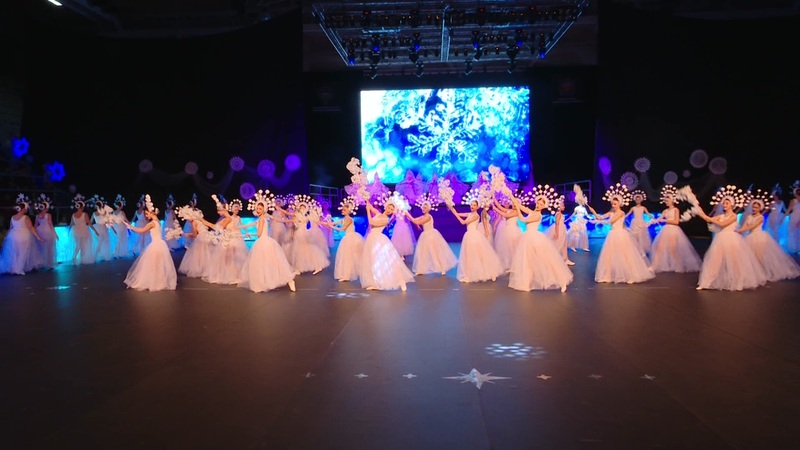 губернаторская елка оренбург 2022-2023 скк оренбуржье танец капитошка. елка в скк оренбуржье. скк оренбуржье губернаторская елка. елка у скк оренбуржье. афиша певица.