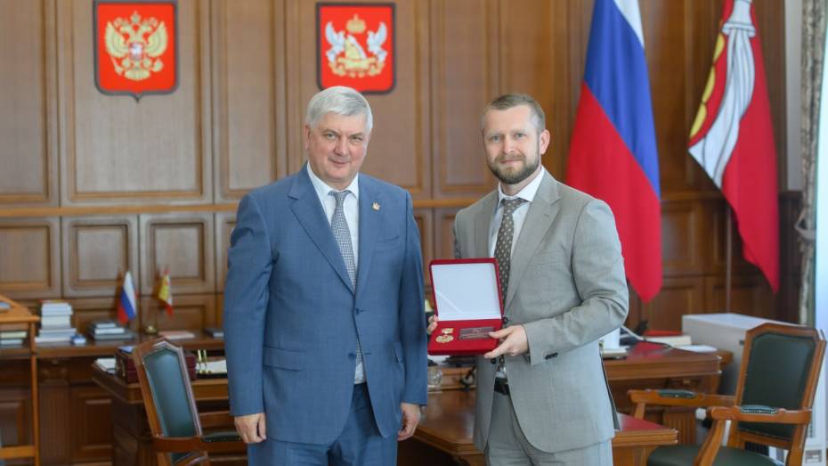 Губернатор Александр Гусев поздравил министра сельского хозяйства Воронежской области Алексея Сапронова с юбилеем