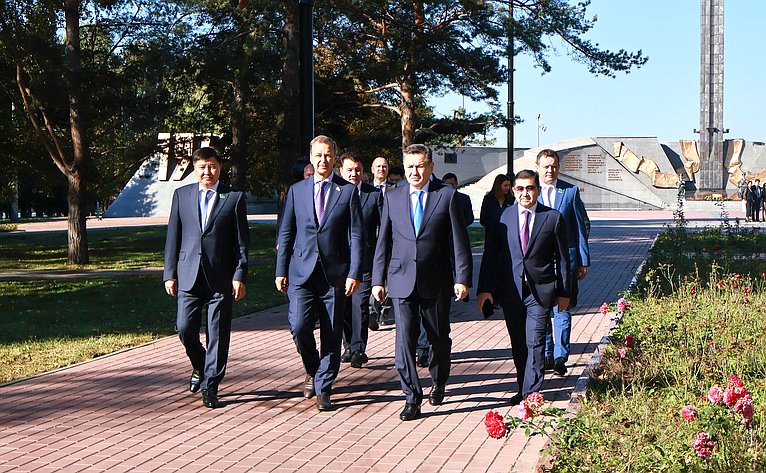 Делегация Совета Федерации приняла участие в возложении цветов к мемориальному комплексу погибших воинов и героев Великой Отечественной войны «Победа»