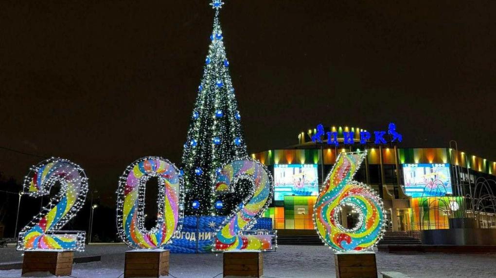 Возле омского цирка зажгла свои огни новогодняя ёлочка