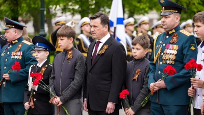 Андрей Воробьев с сыновьями почтил память героев Великой Отечественной войны