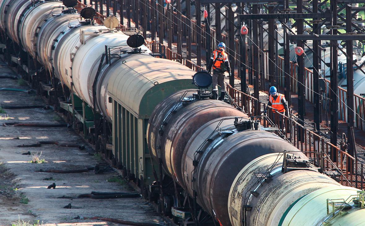 Снабжение топливом. Нефтяные вагоны. Поставки Российской нефти. Экспорт нефти. Эстакада налива нефтепродуктов в ЖД цистерны.