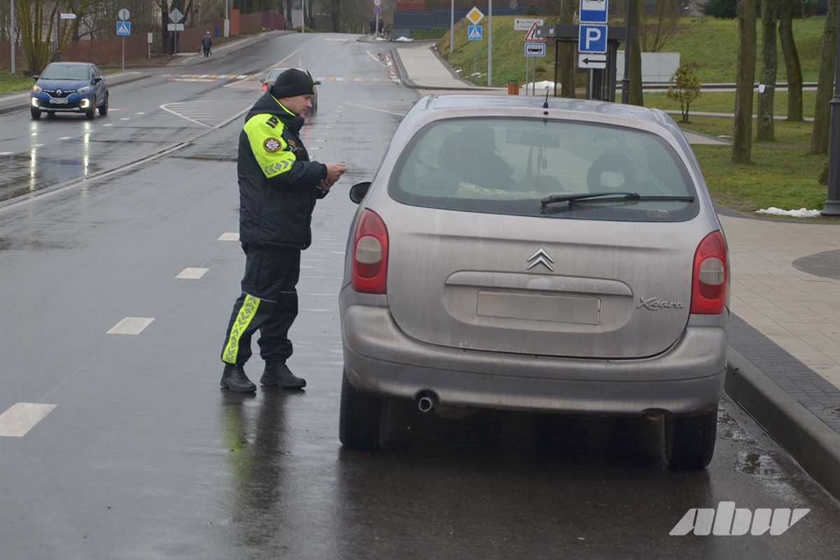 «За сегодня остановили двоих на «лете» – оба повторно»: съездили в рейд по шинам с ГАИ