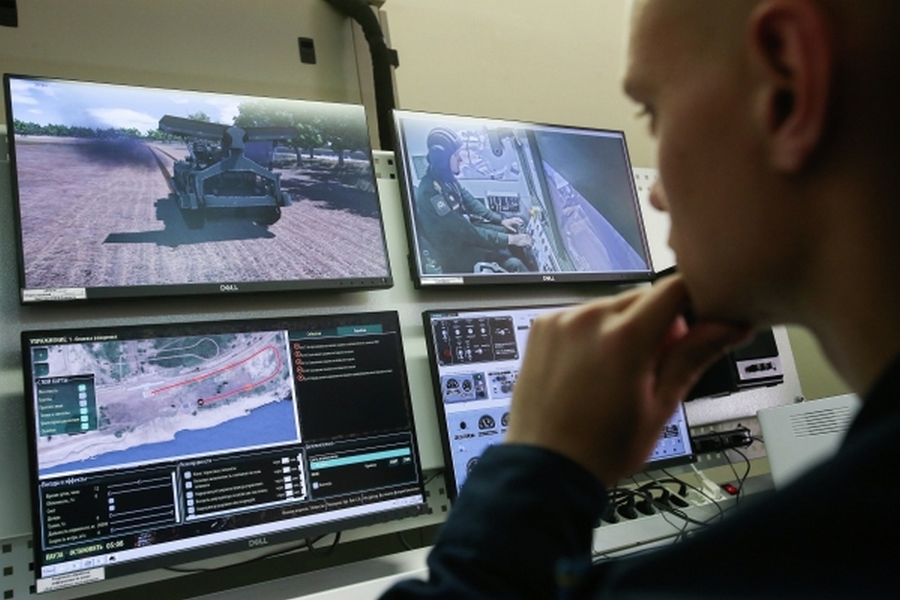 Занятия в тренажёрном комплексе инженерной техники на базе Тюменского высшего военно-инженерного командного училища им. А.И. Прошлякова.