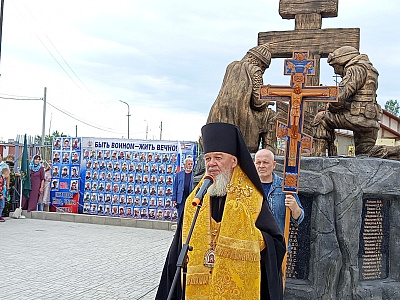 В посёлке Чик Коченёвского района торжественно открыли памятник героям СВО, фото 3
