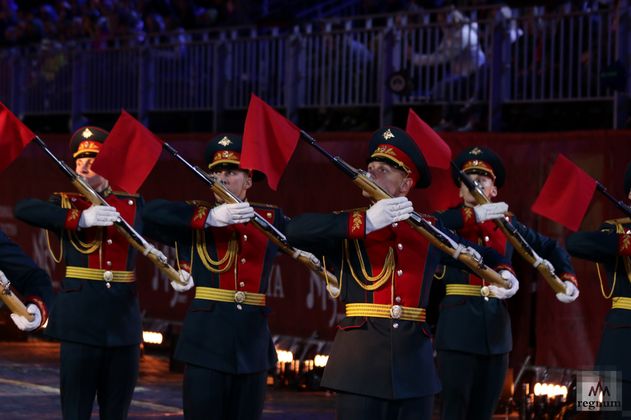 Выступление роты почетного караула и оркестра 154-го отдельного комендантского Преображенского полка